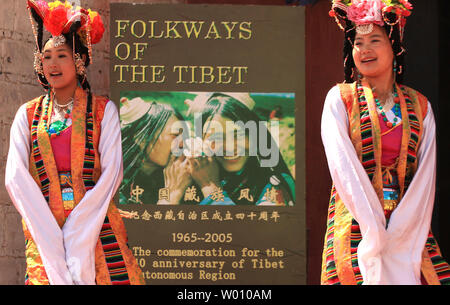 Les spectacles de danse chinoise danses et chants du Tibet aux touristes se rendant sur une réplique à petite échelle du Palais du Potala du Tibet sur l'affichage dans le parc culturel ethnique chinois à Beijing le 4 avril 2012. Auto-immolations tibétaines sont en hausse en Chine resserre son emprise sur le Tibet. Les autorités de la capitale de la Chine, inquiète de la menace à la stabilité dans une région en ébullition mécontentement sur commandes religieuses et culturelles, ont répondu avec des mesures très sévères contre les Tibétains. UPI/Stephen Shaver Banque D'Images