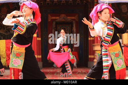 Les spectacles de danse chinoise danses et chants du Tibet aux touristes se rendant sur une réplique à petite échelle du Palais du Potala du Tibet sur l'affichage dans le parc culturel ethnique chinois à Beijing le 4 avril 2012. Auto-immolations tibétaines sont en hausse en Chine resserre son emprise sur le Tibet. Les autorités de la capitale de la Chine, inquiète de la menace à la stabilité dans une région en ébullition mécontentement sur commandes religieuses et culturelles, ont répondu avec des mesures très sévères contre les Tibétains. UPI/Stephen Shaver Banque D'Images