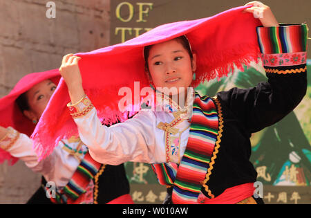 Les spectacles de danse chinoise danses et chants du Tibet aux touristes se rendant sur une réplique à petite échelle du Palais du Potala du Tibet sur l'affichage dans le parc culturel ethnique chinois à Beijing le 4 avril 2012. Auto-immolations tibétaines sont en hausse en Chine resserre son emprise sur le Tibet. Les autorités de la capitale de la Chine, inquiète de la menace à la stabilité dans une région en ébullition mécontentement sur commandes religieuses et culturelles, ont répondu avec des mesures très sévères contre les Tibétains. UPI/Stephen Shaver Banque D'Images