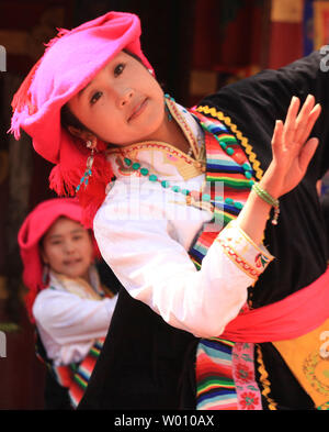 Les spectacles de danse chinoise danses et chants du Tibet aux touristes se rendant sur une réplique à petite échelle du Palais du Potala du Tibet sur l'affichage dans le parc culturel ethnique chinois à Beijing le 4 avril 2012. Auto-immolations tibétaines sont en hausse en Chine resserre son emprise sur le Tibet. Les autorités de la capitale de la Chine, inquiète de la menace à la stabilité dans une région en ébullition mécontentement sur commandes religieuses et culturelles, ont répondu avec des mesures très sévères contre les Tibétains. UPI/Stephen Shaver Banque D'Images