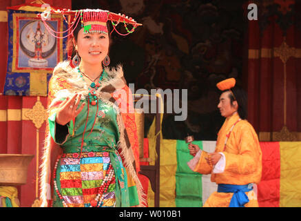 Les spectacles de danse chinoise danses et chants du Tibet aux touristes se rendant sur une réplique à petite échelle du Palais du Potala du Tibet sur l'affichage dans le parc culturel ethnique chinois à Beijing le 4 avril 2012. Auto-immolations tibétaines sont en hausse en Chine resserre son emprise sur le Tibet. Les autorités de la capitale de la Chine, inquiète de la menace à la stabilité dans une région en ébullition mécontentement sur commandes religieuses et culturelles, ont répondu avec des mesures très sévères contre les Tibétains. UPI/Stephen Shaver Banque D'Images