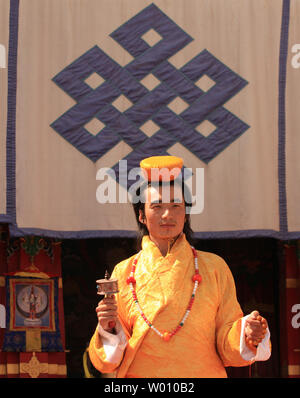 Les spectacles de danse chinoise danses et chants du Tibet aux touristes se rendant sur une réplique à petite échelle du Palais du Potala du Tibet sur l'affichage dans le parc culturel ethnique chinois à Beijing le 4 avril 2012. Auto-immolations tibétaines sont en hausse en Chine resserre son emprise sur le Tibet. Les autorités de la capitale de la Chine, inquiète de la menace à la stabilité dans une région en ébullition mécontentement sur commandes religieuses et culturelles, ont répondu avec des mesures très sévères contre les Tibétains. UPI/Stephen Shaver Banque D'Images