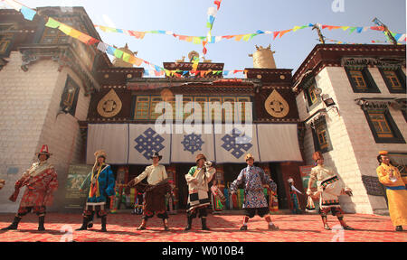 Les spectacles de danse chinoise danses et chants du Tibet aux touristes se rendant sur une réplique à petite échelle du Palais du Potala du Tibet sur l'affichage dans le parc culturel ethnique chinois à Beijing le 4 avril 2012. Auto-immolations tibétaines sont en hausse en Chine resserre son emprise sur le Tibet. Les autorités de la capitale de la Chine, inquiète de la menace à la stabilité dans une région en ébullition mécontentement sur commandes religieuses et culturelles, ont répondu avec des mesures très sévères contre les Tibétains. UPI/Stephen Shaver Banque D'Images