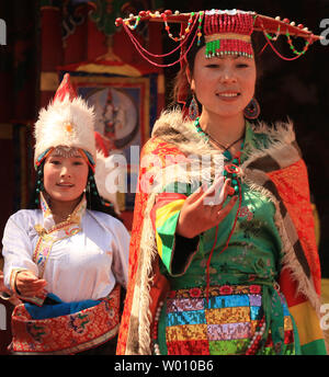 Les spectacles de danse chinoise danses et chants du Tibet aux touristes se rendant sur une réplique à petite échelle du Palais du Potala du Tibet sur l'affichage dans le parc culturel ethnique chinois à Beijing le 4 avril 2012. Auto-immolations tibétaines sont en hausse en Chine resserre son emprise sur le Tibet. Les autorités de la capitale de la Chine, inquiète de la menace à la stabilité dans une région en ébullition mécontentement sur commandes religieuses et culturelles, ont répondu avec des mesures très sévères contre les Tibétains. UPI/Stephen Shaver Banque D'Images