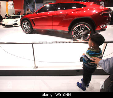 Lamborghini dévoile de nouveaux SUV haute performance, l'Urus, lors d'une journée d'ouverture spectacle au monde de l'automobile le plus grand show, qui aura lieu à Beijing le 25 avril 2012. La Chine est le plus grand marché d'automobiles et de pièces, avec des constructeurs automobiles la mise en place de plantes massifs et de concessionnaires à travers le pays dans l'espoir de gagner une part du marché intérieur de plus en plus rapide. UPI/Stephen Shaver Banque D'Images