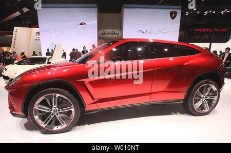 Lamborghini dévoile de nouveaux SUV haute performance, l'Urus, lors d'une journée d'ouverture spectacle au monde de l'automobile le plus grand show, qui aura lieu à Beijing le 25 avril 2012. La Chine est le plus grand marché d'automobiles et de pièces, avec des constructeurs automobiles la mise en place de plantes massifs et de concessionnaires à travers le pays dans l'espoir de gagner une part du marché intérieur de plus en plus rapide. UPI/Stephen Shaver Banque D'Images