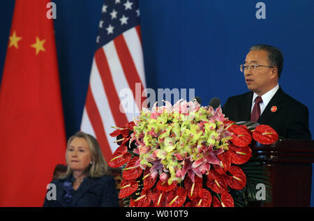 La secrétaire d'Etat américaine Hillary Clinton (G) est à l'écoute de la Banque Centrale de Chine Gouverneur Zhou Xiachuan donner l'allocution d'ouverture lors de la cérémonie d'ouverture des États-Unis-Chine dialogue économique et stratégique à Beijing le 3 mai 2012. La Chine et les États-Unis ont besoin d'apprendre à se faire confiance, le président chinois Hu Jintao a déclaré au début de l'Assemblée parle. UPI/Stephen Shaver Banque D'Images