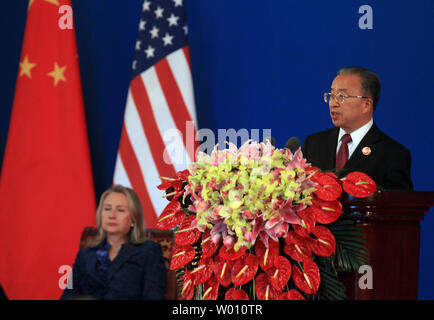 La secrétaire d'Etat américaine Hillary Clinton est à l'écoute de la Banque centrale chinoise Zhou Xiaochuan, gouverneur de l'allocution d'ouverture lors de la cérémonie d'ouverture des États-Unis-Chine dialogue économique et stratégique à Beijing le 3 mai 2012. La Chine et les États-Unis ont besoin d'apprendre à se faire confiance, le président chinois Hu Jintao a déclaré au début de l'Assemblée parle. UPI/Stephen Shaver Banque D'Images