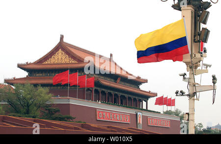 Drapeau national en Colombie survole la place Tiananmen's north tribune à venir du président Juan Manuel Santos est arrivée à Beijing le 9 mai 2012. Santos est arrivé dans la capitale de la Chine mardi pour une visite de cinq jours visant à atténuer la voie à un accord commercial, ainsi que sur des investissements chinois dans l'exploitation minière de la Colombie et de l'agriculture. UPI/Stephen Shaver Banque D'Images