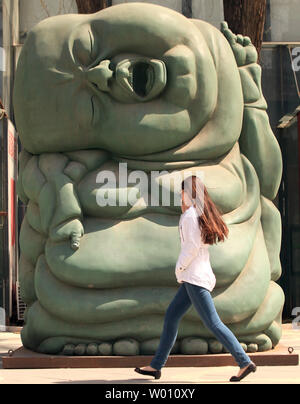 Une femme chinoise passe devant une grande sculpture sur l'affichage à Beijing's modern-art et la sculpture village le 17 mai 2012. UPI/Stephen Shaver Banque D'Images