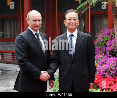 Le président russe Vladimir Poutine (L), serre la main avec le Premier ministre chinois Wen Jiabao dans le Grand Hall du Peuple à Beijing, le 5 juin 2012. XINHUA/UPI Banque D'Images