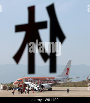 Un avion de Air China attend les voyageurs chinois sur le tarmac de un petit aéroport du centre de la Chine, le 2 octobre 2012. La Chine peut nécessiter jusqu'à 5 000 nouveaux passagers des avions à un coût d'environ USD 600 milliards en 2030 à en juger par les tendances actuelles en matière de trafic aérien. Le nouvel aéroport de Beijing a été le deuxième en importance en 2010 après Londres Heathrow. UPI/Stephen Shaver Banque D'Images