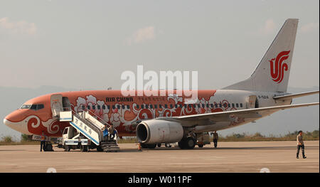 Un avion de Air China attend les voyageurs chinois sur le tarmac d'un petit aéroport dans le centre de la Chine, le 2 octobre 2012. La Chine peut nécessiter jusqu'à 5 000 nouveaux passagers des avions à un coût d'environ USD 600 milliards en 2030 à en juger par les tendances actuelles en matière de trafic aérien. Le nouvel aéroport de Beijing a été le deuxième en importance en 2010 après Londres Heathrow. UPI/Stephen Shaver Banque D'Images