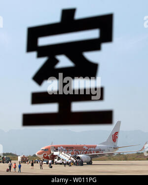 Un avion de Air China attend les voyageurs chinois sur le tarmac de un petit aéroport du centre de la Chine, le 2 octobre 2012. La Chine peut nécessiter jusqu'à 5 000 nouveaux passagers des avions à un coût d'environ USD 600 milliards en 2030 à en juger par les tendances actuelles en matière de trafic aérien. Le nouvel aéroport de Beijing a été le deuxième en importance en 2010 après Londres Heathrow. UPI/Stephen Shaver Banque D'Images