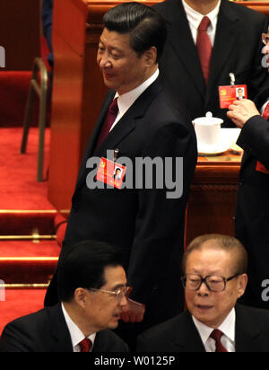 Futur Président de la Chine Xi Jinping (arrière-plan) promenades passé secrétaire général du Comité central du Parti communiste et le président chinois Hu Jintao (avant l) et ancien dirigeant Jiang Zemin tout en assistant à la cérémonie d'ouverture du 18e Congrès du Parti communiste, dans le Grand Hall du Peuple à Beijing le 8 novembre 2012. Les délégués du parti communiste sont arrivés dans la capitale de la Chine pour la réunion qui commence la fois dans la décennie, le transfert de puissance. Le président Hu Jintao va passer la direction de Xi Jinping. UPI/Stephen Shaver Banque D'Images