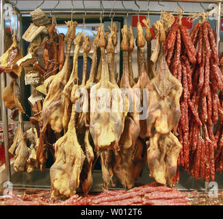 Un supermarché international vend du poulet dans le centre-ville de Beijing le 9 avril 2013. La Chine a commencé l'abattage de toutes les volailles dans un marché de Shanghai après une nouvelle souche de grippe aviaire qui a tué neuf personnes a été détectée chez les pigeons qui y sont vendus. La masse est le premier meurtre d'oiseaux comme le gouvernement chinois et le Centre for Disease Control pour faire face à la souche H7N9. UPI/Stephen shaver Banque D'Images