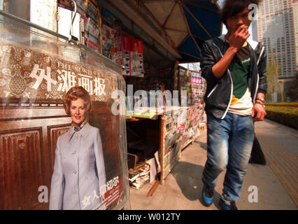 Un magazine populaire en Chine avec en première page un article sur l'ancien Premier ministre britannique Margaret Thatcher est vendue à un kiosque de presse à Beijing le 22 avril 2013. La Chine fait l'éloge de Thatcher, qui est mort ce mois-ci, comme un "homme d'état exceptionnel" d'avoir accepté de la 1997 retour de Hong Kong à la Chine. UPI/Stephen shaver Banque D'Images