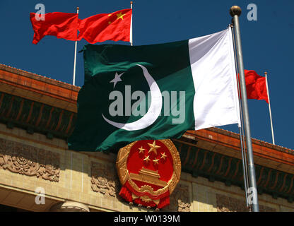 Un drapeau national pakistanais survole le Grand Hall du Peuple pendant le nouveau Premier Ministre pakistanais Nawaz Sharif, visite d'État à Beijing le 5 juillet 2013. Sharif le vendredi a dit à son homologue chinois Li Keqiang leur relation était 'sweeter' que le miel au cours d'entretiens avec des liens économiques à l'ordre du jour. UPI/Stephen Shaver Banque D'Images