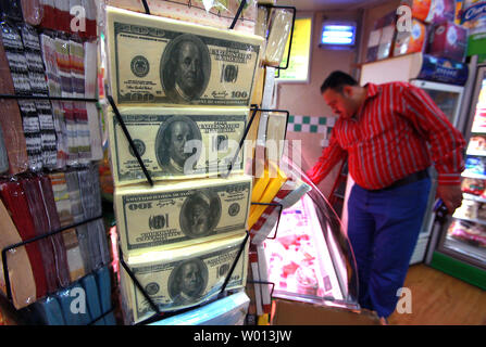 Serviettes de Table, imprimé à ressembler à U.S. 100 dollar bills, sont vendus dans un magasin d'alimentation à Pékin le 1 octobre 2013. La Chine possède une montagne d'actifs américains, pour la plupart Bons du Trésor, qui sont effectivement des reconnaissances de Washington pour maintenir la monnaie chinoise bon marché et l'économie américaine stable. Les dirigeants chinois sont maintenant préoccupés par l'arrêt de l'économie américaine et les risques croissants de sa grande exposition à l'économie américaine est faiblesse potentielle. UPI/Stephen Shaver Banque D'Images