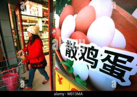 Les oeufs de poule, qui sont un aliment de base dans les ménages chinois, sont en vente dans un supermarché à Beijing le 15 novembre 2013. Avec le ralentissement de l'économie, de l'inflation et de la multiplication des appels à des réformes sociales et économiques, les Chinois ont réduit les dépenses personnelles en biens de consommation. UPI/Stephen Shaver Banque D'Images