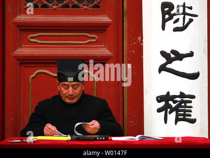 Un moine taoïste inspecte les billets comme lumière chinois d'encens et prier à la Dongyue temple Taoïste le premier jour de la nouvelle année lunaire de la Chine à Beijing le 31 janvier 2014. Selon le calendrier lunaire chinois, la Chine se félicite de l'année du cheval le 31 janvier. Le cheval, classé septième parmi les 12 animaux sur le zodiaque chinois, est l'un des signes les plus aimés comme il est largement considéré comme un symbole de la force et de la vitesse. UPI/Stephen Shaver Banque D'Images