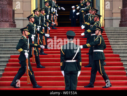 Des soldats chinois se préparer aux fonctions de garde d'honneur le président israélien Shimon Pérès arrive à Pékin le 8 avril 2014. UPI/Stephen Shaver Banque D'Images