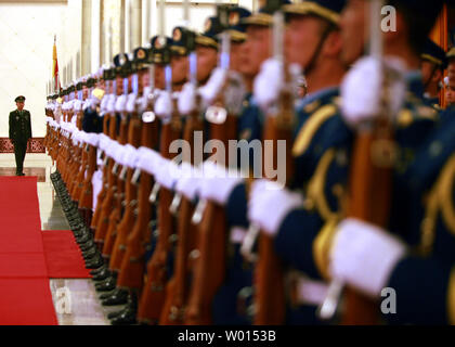 Des soldats chinois se préparer aux fonctions de garde d'honneur le président israélien Shimon Pérès arrive à Pékin le 8 avril 2014. UPI/Stephen Shaver Banque D'Images