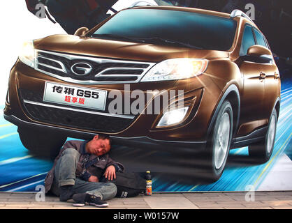 Un Chinois dort à Auto China 2014, présenté comme l'un des plus grands salons de l'automobile dans le monde, à Beijing le 20 avril 2014. Forte demande pour de nouveaux véhicules de luxe dans toute la Chine a jeté les bases d'une Cadillac constructeurs, Hyundai, Ford, BMW, Mercedes-Benz, Lincoln, Audi et d'autres à développer à la fois la production et la commercialisation dans le pays le plus peuplé du monde. UPI/Stephen Shaver Banque D'Images