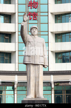 Une grande statue de l'ancien barreur chinois Mao Zedong se place en avant d'un bâtiment public à Guiyang, la capitale de la province de Guizhou, le 4 mai 2015. L'héritage de Mao est largement symbolique à la fois en Chine et dans le mouvement communiste mondial dans son ensemble. Pendant la Révolution culturelle, Mao a déjà été glorifié image avait manifesté dans un culte de la personnalité qui a influencé tous les aspects de la vie des Chinois. Photo par Stephen Shaver/UPI Banque D'Images