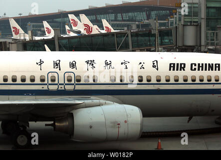 Des avions d'Air China sont garées à l'entrée à l'aéroport international de Beijing le 30 mai 2015.La Chine vers l'étranger dont les vols internationaux a dépassé 100 millions de dollars, un nouveau record. Ce nombre devrait augmenter de 10 pour cent cette année en tant que pays, dont les États-Unis, la France et l'Australie se détendre les politiques en matière de visas. Photo par Stephen Shaver/UPI Banque D'Images