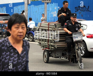 La police chinoise par des barricades de transport une intersection achalandée à Pékin le 9 août 2015. La sécurité est en cours de renforcement dans le capital de la Chine avant le prochain défilé militaire commémorant le 70e anniversaire de la victoire de la Chine contre l'agression du Japon. Photo par Stephen Shaver/UPI Banque D'Images