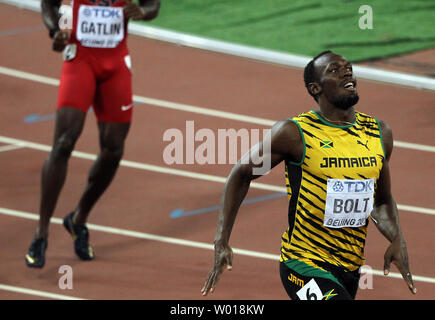 La Jamaïque Usain Bolt bat USA's Justin Gatlin au 200 mètres à la finale des Championnats du monde de l'IAAF organisée par Pékin le 27 août 2015. Bolt a gagné avec un temps de 19,55 secondes, suivi de Gatlin (19,74) dans la seconde. Photo par Stephen Shaver/UPI Banque D'Images