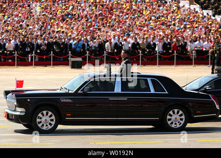 Le président chinois Xi Jinping inspecte une énorme parade marquant le 70e anniversaire de la victoire sur le Japon et la fin de la Seconde Guerre mondiale à Pékin le 3 septembre 2015. Plus de 12 000 soldats et des centaines de chars, missiles balistiques, les lanceurs, les véhicules d'assaut amphibie, drones, avions, hélicoptères et autres équipements militaires de participer au défilé. La présidence de l'Extravaganza, Xi, la Chine leader le plus puissant depuis des décennies, a déclaré que la Chine restera engagée à "la voie du développement pacifique" et de façon inattendue s'est engagé à réduire ses troupes de 300 000 2,3 millions de militaires solides - Banque D'Images