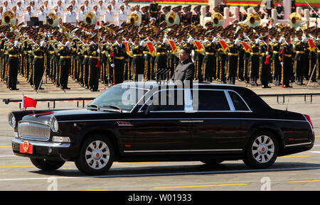 Le président chinois Xi Jinping inspecte une énorme parade marquant le 70e anniversaire de la victoire sur le Japon et la fin de la Seconde Guerre mondiale à Pékin le 3 septembre 2015. Plus de 12 000 soldats et des centaines de chars, missiles balistiques, les lanceurs, les véhicules d'assaut amphibie, drones, avions, hélicoptères et autres équipements militaires de participer au défilé. La présidence de l'Extravaganza, Xi, la Chine leader le plus puissant depuis des décennies, a déclaré que la Chine restera engagée à "la voie du développement pacifique" et de façon inattendue s'est engagé à réduire ses troupes de 300 000 2,3 millions de militaires solides - Banque D'Images