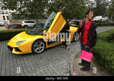 Une nouvelle Lamborghini Aventador est livré à un showroom dans le centre-ville de Beijing le 10 octobre 2015. Ralentissement de la croissance économique de la Chine a mis les freins sur le plus grand marché de l'automobile, en particulier les ventes de voitures de luxe de frapper. Photo par Stephen Shaver/UPI Banque D'Images