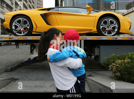 Une nouvelle Lamborghini Aventador est livré à un showroom dans le centre-ville de Beijing le 10 octobre 2015. Ralentissement de la croissance économique de la Chine a mis les freins sur le plus grand marché de l'automobile, en particulier les ventes de voitures de luxe de frapper. Photo par Stephen Shaver/UPI Banque D'Images