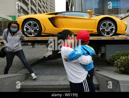 Une nouvelle Lamborghini Aventador est livré à un showroom dans le centre-ville de Beijing le 10 octobre 2015. Ralentissement de la croissance économique de la Chine a mis les freins sur le plus grand marché de l'automobile, en particulier les ventes de voitures de luxe de frapper. Photo par Stephen Shaver/UPI Banque D'Images