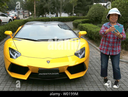 Une nouvelle Lamborghini Aventador est livré à un showroom dans le centre-ville de Beijing le 10 octobre 2015. Ralentissement de la croissance économique de la Chine a mis les freins sur le plus grand marché de l'automobile, en particulier les ventes de voitures de luxe de frapper. Photo par Stephen Shaver/UPI Banque D'Images