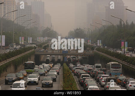 Trafic lourd pouces le long d'une route principale en cas de forte pollution atmosphérique à Pékin le 19 juillet 2016. La pollution atmosphérique dans la capitale de la Chine est souvent si mauvaise qu'elle ne respire plus de dommages aux poumons que le tabagisme pour un paquet de cigarettes par jour, selon une nouvelle étude réalisée par un groupe sans but lucratif appelée Berkeley la terre. Photo par Stephen Shaver/UPI Banque D'Images