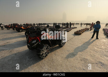 Les vendeurs chinois attendre les touristes pour des promenades sur la rivière Songhua gelé, à Harbin, capitale de la province du nord-est de la Chine, le 10 janvier 2017. Les dépenses touristiques de la Chine sera de plus de 865 milliards de dollars en 2017, selon l'agence de presse Xinhua. Photo par Stephen Shaver/UPI Photo Banque D'Images