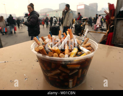 La fumée de cigarettes chinoises à l'extérieur d'un terminal de bus à Pékin le 3 février 2017. La Chine produit et consomme plus de tabac que n'importe quel autre pays du monde. Le monde Lung Foundation (WLF) des dépenses d'un million de personnes vont mourir d'une maladie causée par le tabac en Chine cette année, un numéro sans frais qui devrait doubler d'ici 2020. Photo par Stephen Shaver/UPI Banque D'Images