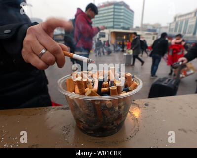 La fumée de cigarettes chinoises à l'extérieur d'un terminal de bus à Pékin le 3 février 2017. La Chine produit et consomme plus de tabac que n'importe quel autre pays du monde. Le monde Lung Foundation (WLF) des dépenses d'un million de personnes vont mourir d'une maladie causée par le tabac en Chine cette année, un numéro sans frais qui devrait doubler d'ici 2020. Photo par Stephen Shaver/UPI Banque D'Images