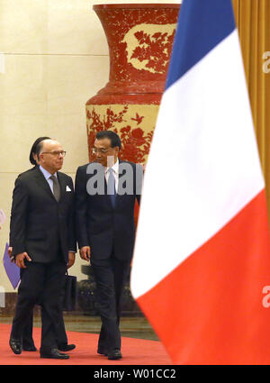 Le Premier ministre chinois Li Keqiang (R ) promenades avec le Premier ministre français, Bernard Cazeneuve à mesure qu'ils assistent à une cérémonie d'accueil dans le Grand Hall du Peuple à Beijing, le 21 février 2017. Cazeneuve est sur une visite de trois jours en Chine que la France pour une élection présidentielle et fait le bilan de Pékin Le président américain Donald Trump's Victory. La Chine a fait des ouvertures à la France et l'Union européenne l'élection sinceTrump et sa position sur le libre-échange et de Taïwan. Photo par Stephen Shaver/UPI Banque D'Images