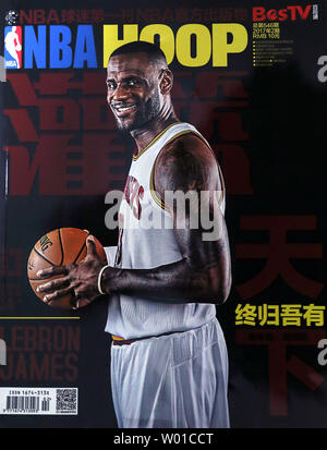 La Chine Nba's Monthly Magazine, Avec En Première Page Un Article Sur  Lebron James, Est Vendu À Pékin Le 27 Février 2017. Stars De La Nba  Américaine Manychinese Sont Vénérées Par Les