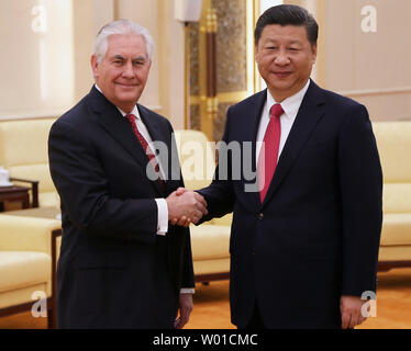 La secrétaire d'État des États-Unis, Rex Tillerson (L), serre la main avec le président chinois Xi Jinping, lors de sa première visite à Pékin le 19 mars 2017. Tillerson a informé les deux Corée du Sud et la Chine que l'action militaire préventive contre la Corée du Nord pourrait être nécessaire si la menace de son programme d'armes nucléaires atteint un niveau 'que nous croyons qu'exige l'action'. UPI/U.S. Ministère de l'état Banque D'Images
