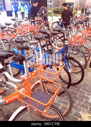 Des dizaines de nouveaux vélos de location, disponible pour les piétons qui ont un smartphone avec de l'argent dans diverses applications à louer, sont garés devant un centre commercial à Beijing le 19 avril 2017. L'explosion récente des entreprises locales fournissant des milliers de vélos pour pas cher, voyages dans un sens n'importe où dans la capitale de la Chine a appuyé la Beijing lutte contre la pollution et dangereux séreux à alléger les embouteillages. Photo par Stephen Shaver/UPI Banque D'Images