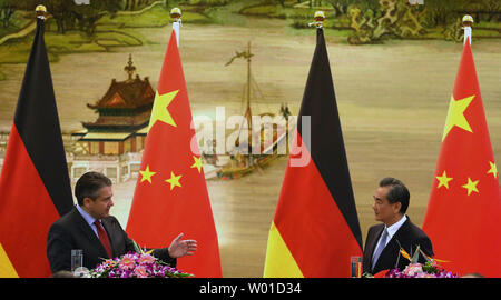 Le ministre des Affaires étrangères Wang Yi (R ) tient une conférence de presse conjointe avec le ministre des Affaires étrangères allemand Sigmar Gabriel au ministère des Affaires étrangères à Beijing le 24 mai 2017. L'Allemagne a fait des progrès avec la Chine sur la façon d'introduire des quotas inférieurs visant à produire plus d'automobiles, en particulier les véhicules électriques, en Chine. Photo par Stephen Shaver/UPI Banque D'Images