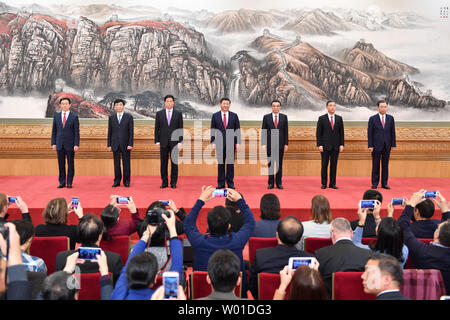 Le président chinois Xi Jinping (C), secrétaire général du Comité central du Parti communiste chinois (PCC), et les autres membres nouvellement élus du Comité permanent de la 19ème CPC Li Keqiang (3R), Li Zhanshu (3L), Wang Yang (2e R), Wang Huning (2L), Zhoa Leji (R) et Han Zheng (L) rencontre avec la presse dans le Grand Hall du Peuple à Beijing, le 25 octobre 2017. La Chine a dévoilé une nouvelle génération de dirigeants, à la suite de la fin de la CPC. Photo par Li Tao/UPI Banque D'Images