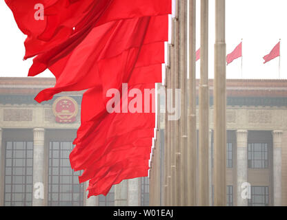 Les drapeaux volent au-dessus de la Grande Salle du Peuple en tant que délégués chinois assister à la 1re session de la 13e Conférence consultative politique du peuple chinois (CCPPC) à Beijing, le 3 mars 2018. Les timbres en caoutchouc 'annuels' congrès est organisé pour soutenir le Parti communiste d'un parti sur la politique et les politiques. "La Chine a exprimé une vive préoccupation" au sujet d'une politique commerciale qui s'engage à faire pression sur Pékin sur l'acier et l'aluminium de douane. Photo par Stephen Shaver/UPI Banque D'Images