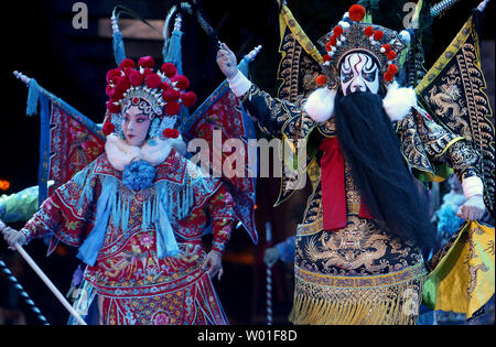 Les acteurs chinois effectuer l'opéra chinois 'Summer du Hunhe' dans Shanghai, une importante ville portuaire chinoise dans la province de Liaoning, le 22 juillet 2018. Malgré une forte baisse au cours de la dernière décennie de jeunes Chinois arts traditionnels d'apprentissage et au lieu d'opter pour la musique occidentale moderne, cinéma, art et style, il y a eu une reprise à l'opéra chinois en tant que producteurs visent leurs histoires à un public plus jeune. Photo par Stephen Shaver/UPI Banque D'Images